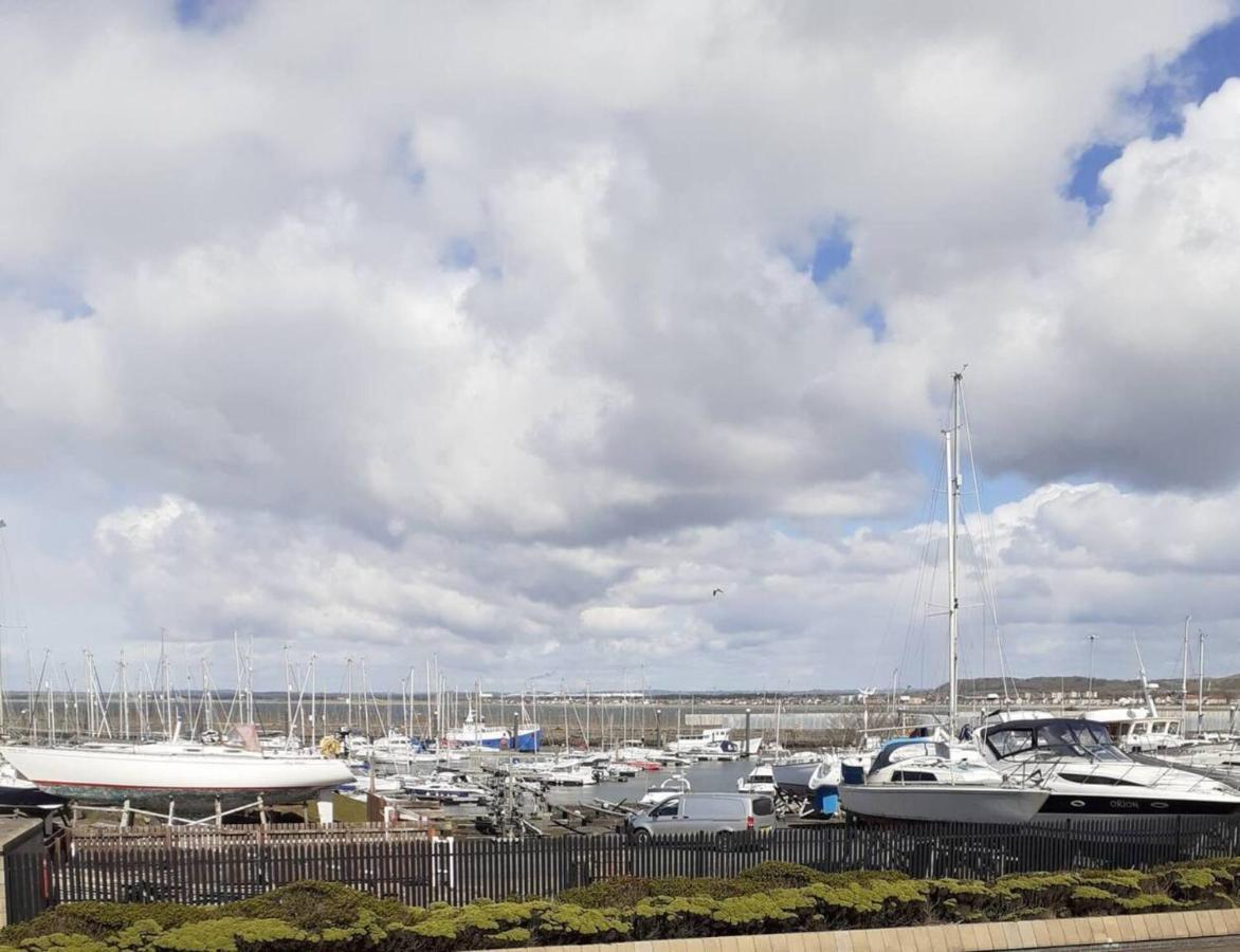 Marina View Lovely Upper 3 Bedroom Apartment Troon Esterno foto